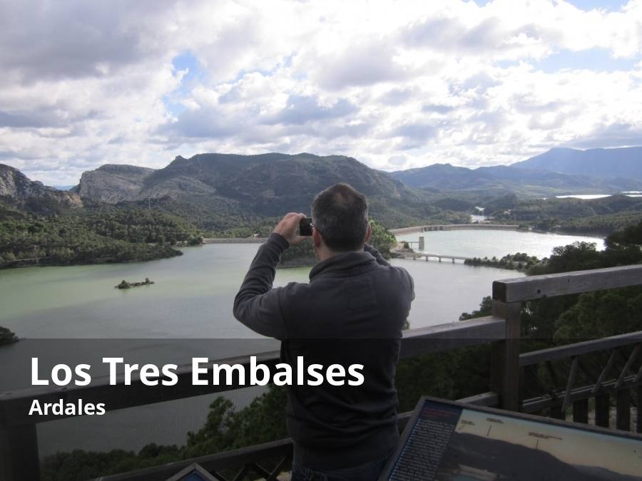 Existe un verdadero balcón con vistas a los tres pantanos que conforman este conjunto hidrológico en torno a la cuenca del Guadalhorce y del Guadalteba. Se trata del mirador de los Tres Embalses, desde el que se alcanza a ver los tres lagos del Guadalhorce, Conde de Guadalhorce y Guadalteba. A este enclave se llega desde la carretera que une los embalses con Campillos. Tras dejar el vehículo bien estacionado cerca del cartel indicativo, hay que subir por unas escaleras para llegar hasta este balcón panorámico. Es muy recomendable ver las puestas de sol desde este punto. Además, hay una etapa de la Gran Senda de Málaga que pasa relativamente cerca de este balcón natural.