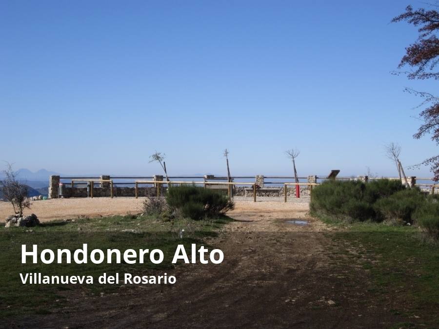 En el camino desde el pueblo hacia la cima más elevada del Arco Calizo Central, la cumbre del Chamizo, se encuentra este balcón natural que permite disfrutar de unas bonitas vistas panorámicas. Lo idóneo para llegar hasta allí es hacer una ruta de senderismo que parte desde la ermita de la Virgen del Rosario y llega hasta allí en poco más de una hora a un ritmo sosegado. Justo antes de llegar al conocido popularmente como 'El Derrumbaero' (un desprendimiento de rocas calizas), se verá este balcón natural desde el que se puede ver buena parte de las sierras antequeranas y, por supuesto, el propio pueblo de Villanueva del Rosario.