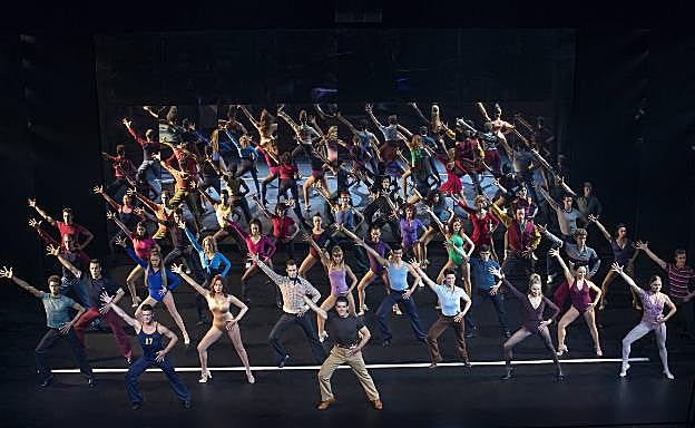 El elenco de 'A Chorus Line', en un momento del espectáculo. 