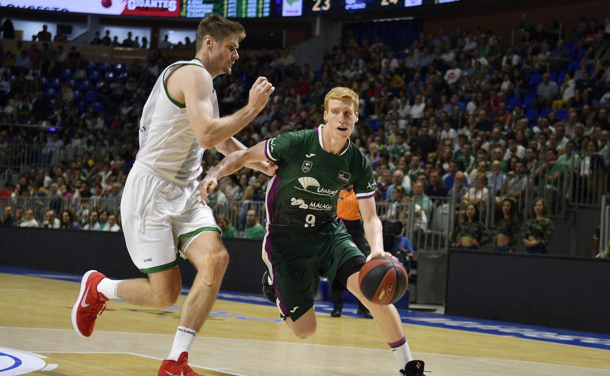 ¿Debe el Unicaja fichar un base?