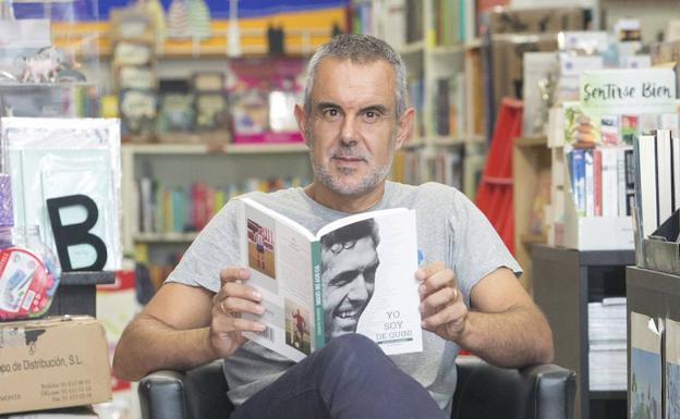 Rafael Gutiérrez, en su librería de Gijón, La Buena Letra. 