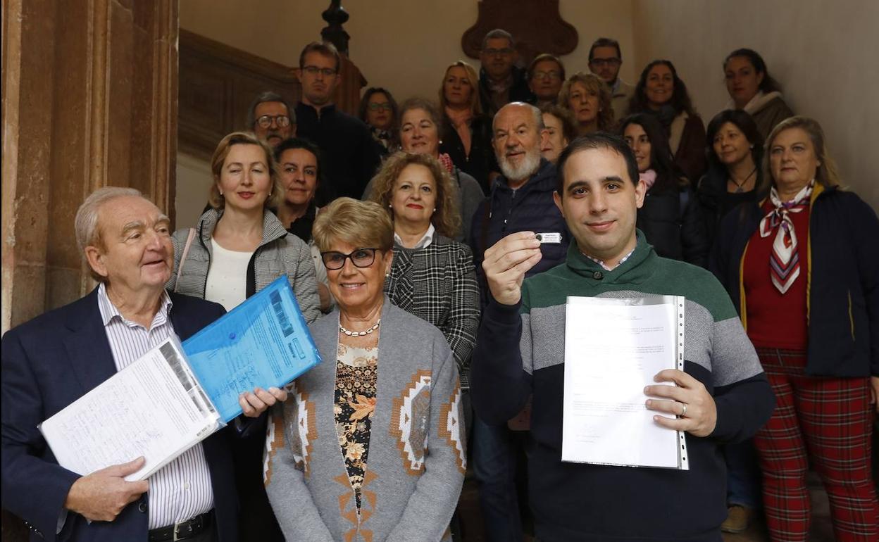 Antonio Domínguez muestra el expediente que han presentado en el Ayuntamiento. 