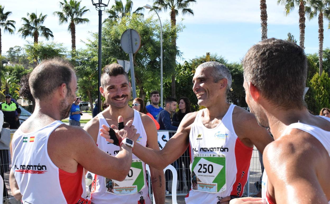 Grupo de corredores del club 'Al reventón' al término de la prueba de 2018. 