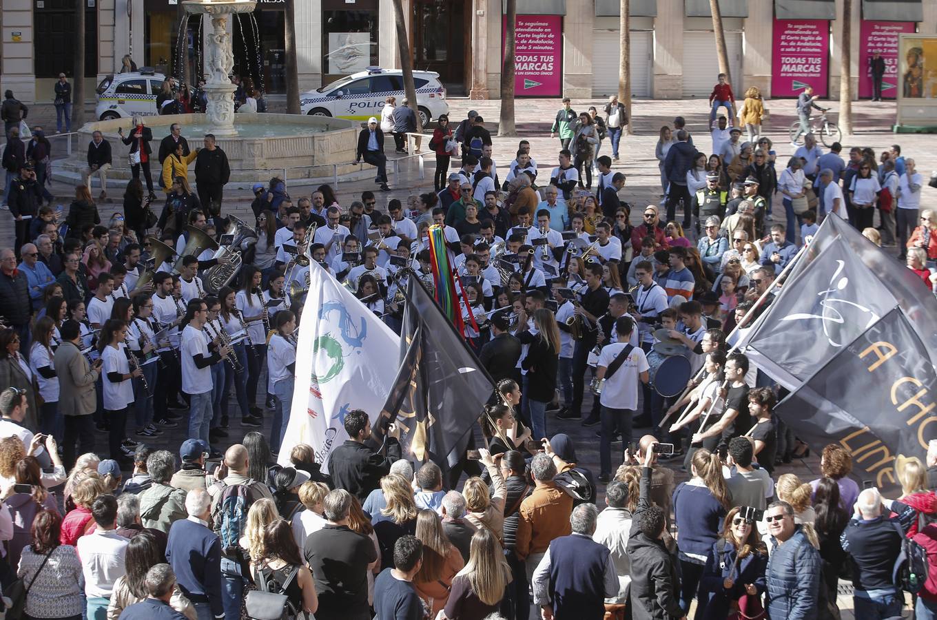 Música y fiesta por las calles del centro para anunciar el estreno de 'A Chorus Line'