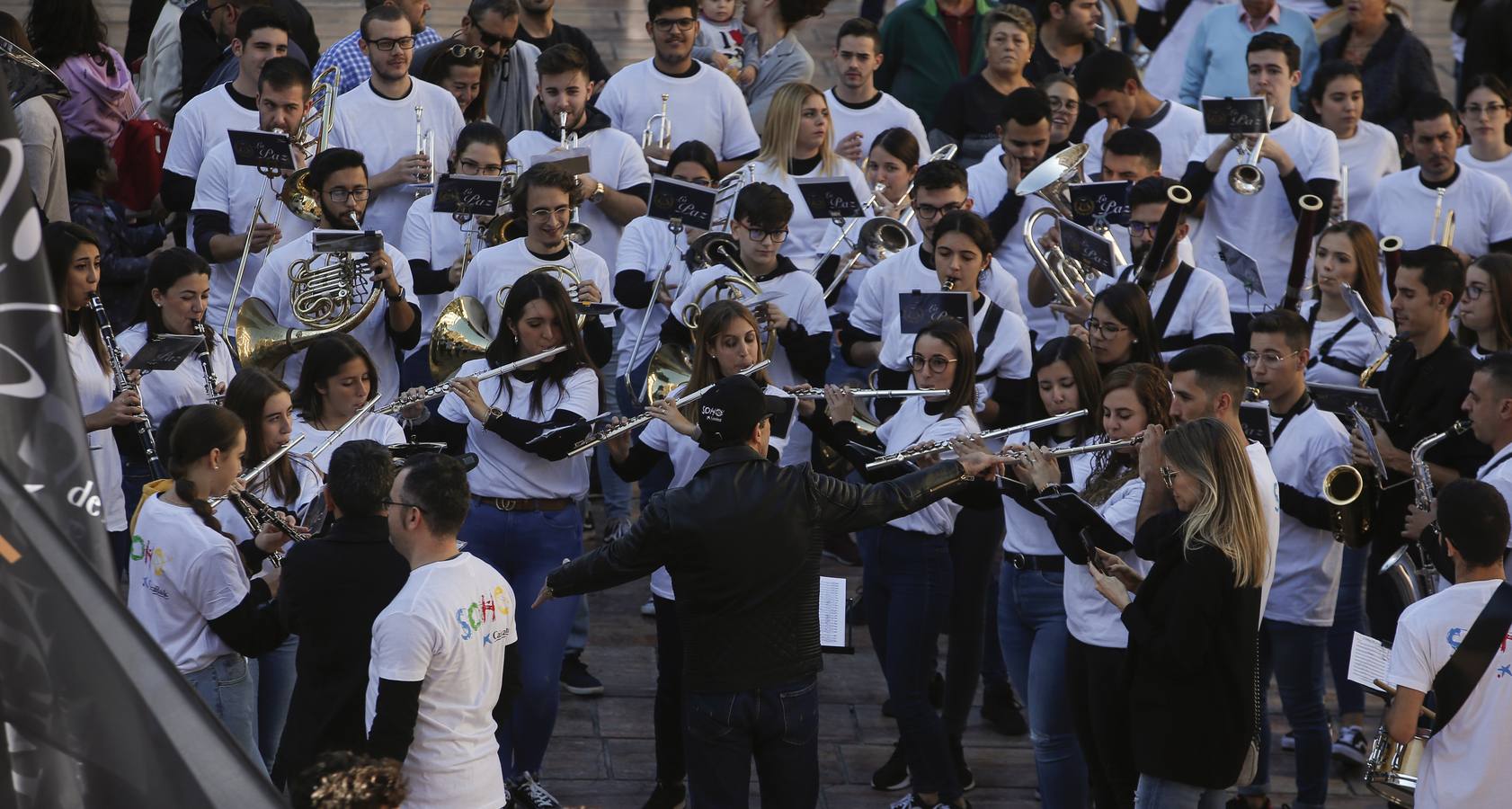 Música y fiesta por las calles del centro para anunciar el estreno de 'A Chorus Line'