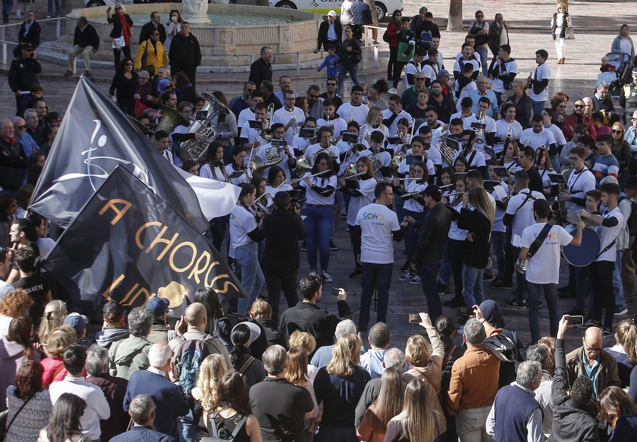 Música y fiesta por las calles del centro para anunciar el estreno de 'A Chorus Line'