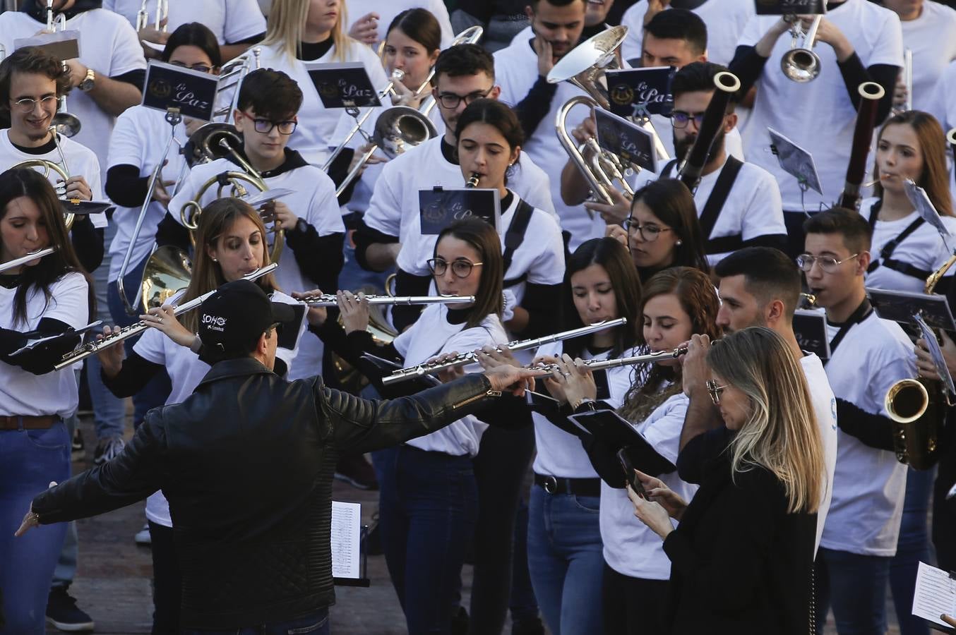 Música y fiesta por las calles del centro para anunciar el estreno de 'A Chorus Line'