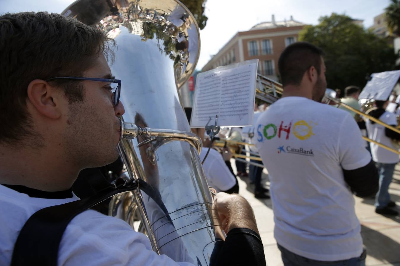 Música y fiesta por las calles del centro para anunciar el estreno de 'A Chorus Line'