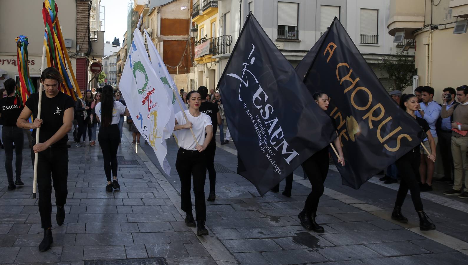 Música y fiesta por las calles del centro para anunciar el estreno de 'A Chorus Line'