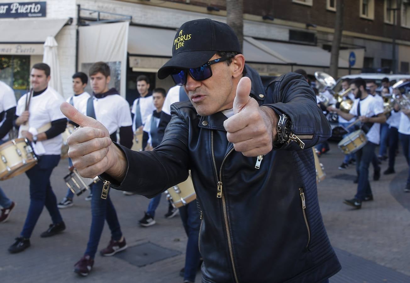 Música y fiesta por las calles del centro para anunciar el estreno de 'A Chorus Line'