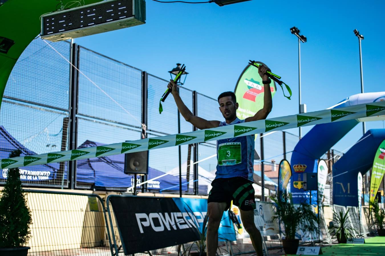 Imágenes de la 18ª edición del mítico recorrido por la sierra alhaurina donde han participado un total de 1.450 corredores 