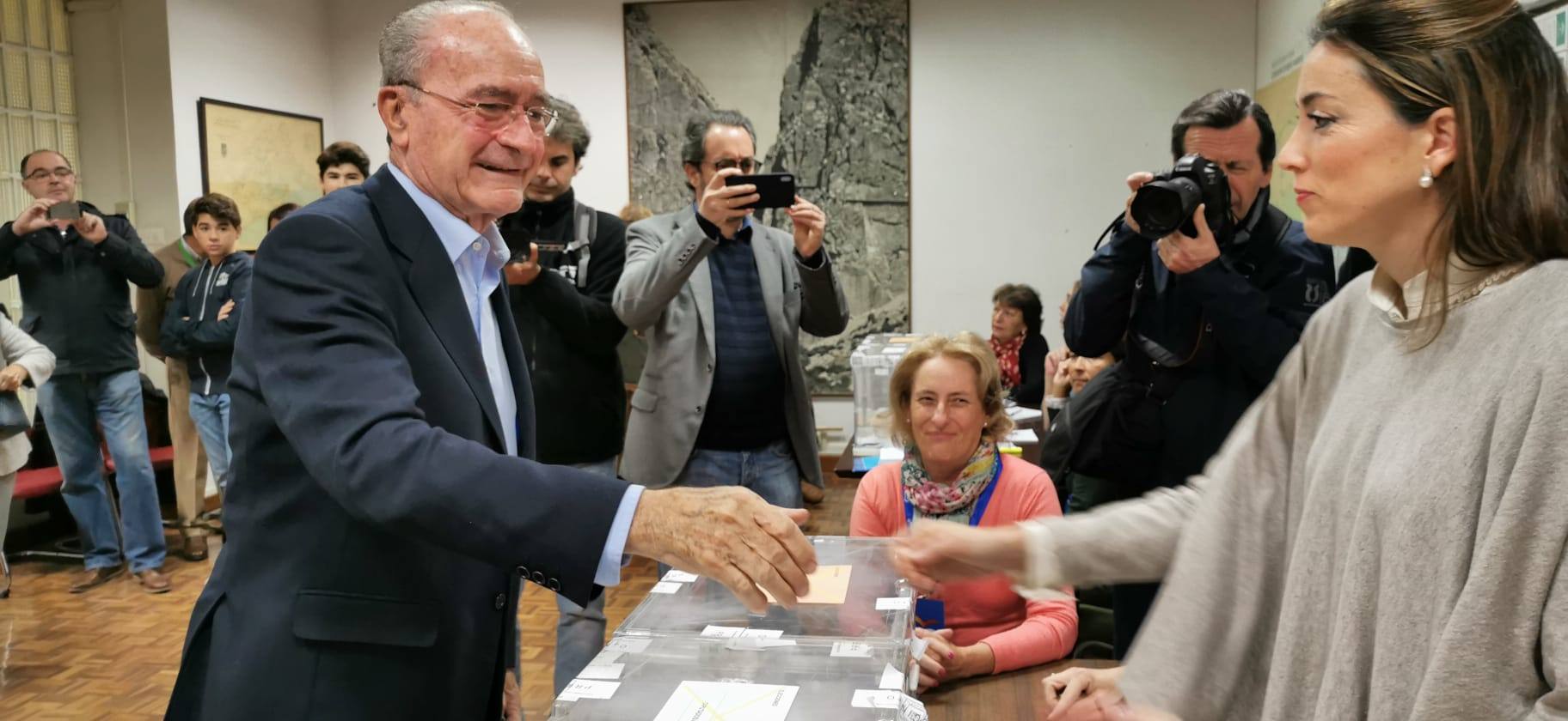 Repaso en imágenes de la jornada electoral del 10N. Francisco de la Torre, ejerce su derecho al voto en el Palacio de la Tinta