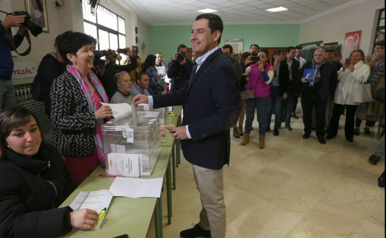 Juanma Moreno votando esta mañana en el colegio Sagrado Corazón de Málaga.