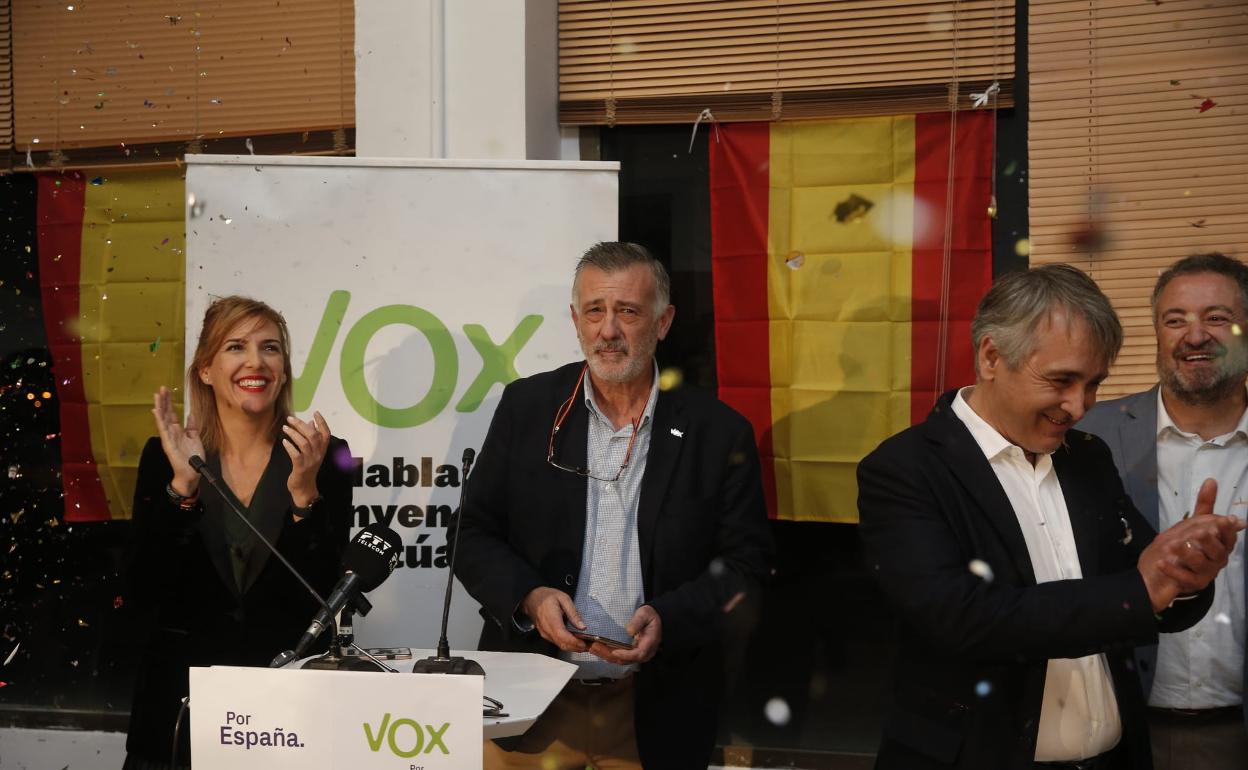 Patricia Rueda termina su discurso y los simpatizantes lanzan confeti