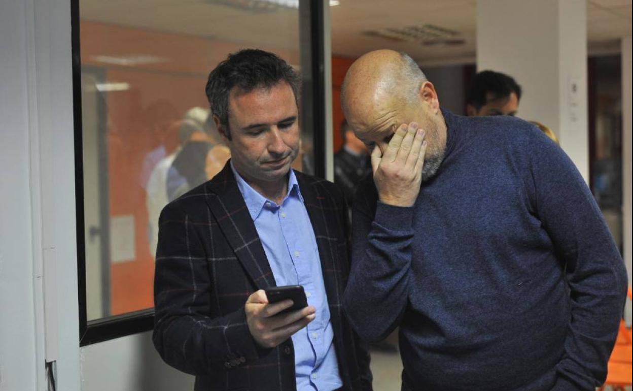 Guillermo Díaz, con un preocupado Javier Imbroda.