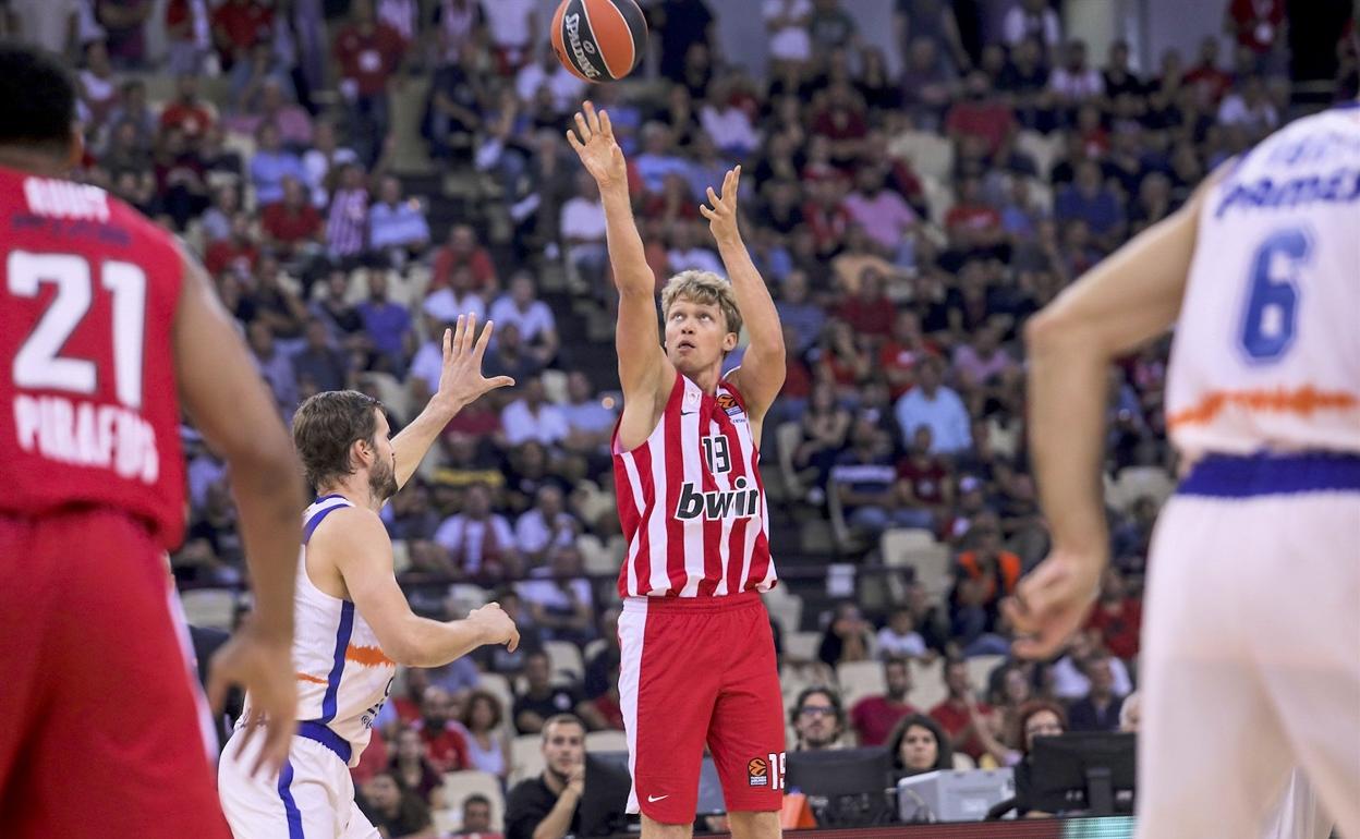 Kuzminskas lanza a canasta en un partido con el Olympiacos esta temporada. 