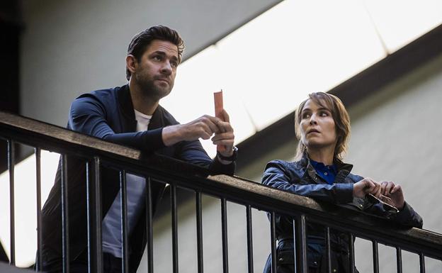 John Krasinski y Noomi Rapace en 'Jack Ryan'.