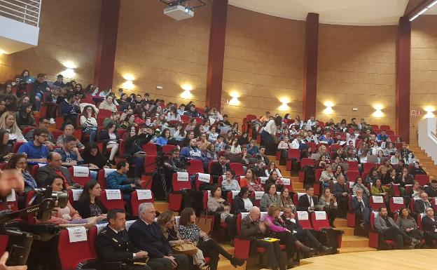 El Aula Magna estuvo llena de estudiantes