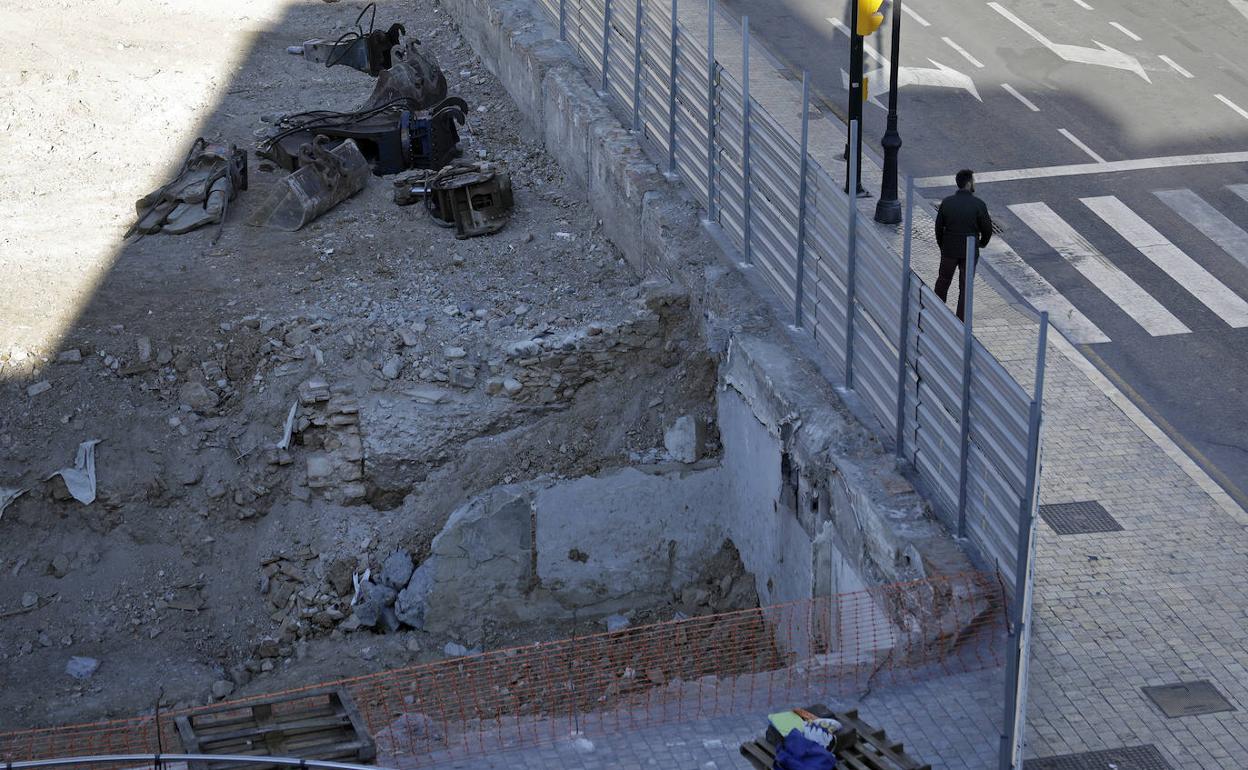 Restos aparecidos en la esquina del solar más próxima al túnel de la Alcazaba. 