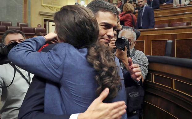 Iglesias abraza a Sánchez después del exito de la moción de censura contra Rajoy.