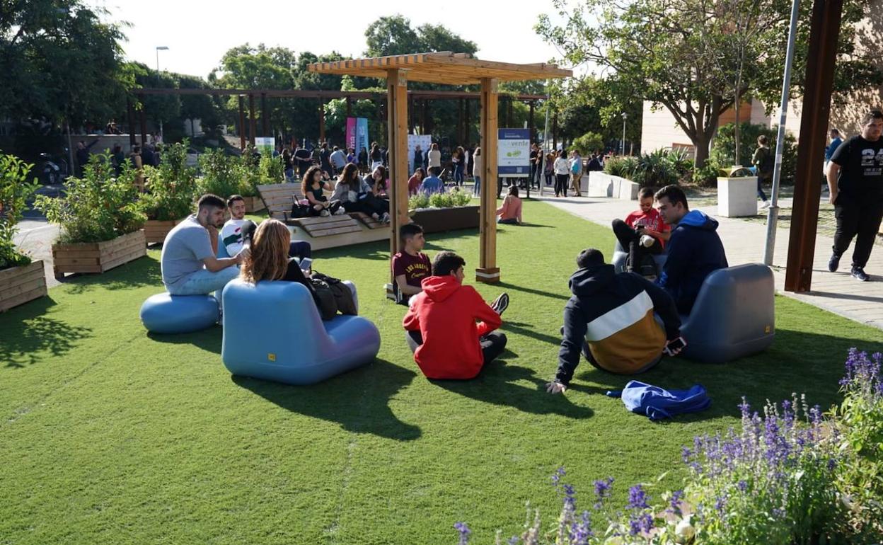 Estudiantes, en el campus de Teatinos. 