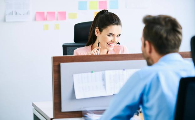 Los enamoramientos no son raros en las empresas, donde se comparten muchas horas y problemas.