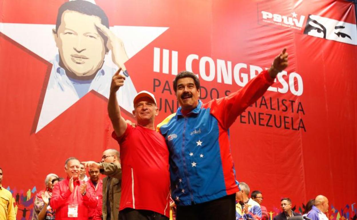 El general Carvajal, junto a Maduro en 2014. 