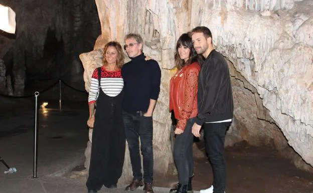 La Mari de Chambao, Ariel Rot, Vanesa Martín y Pablo Alborán, ayer en el interior de la Cueva de Nerja. 
