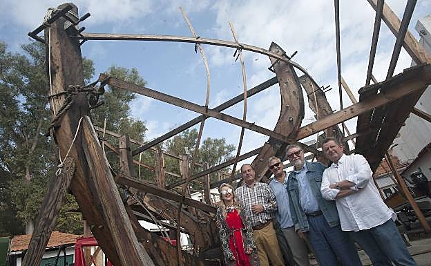 Investigadores durante una visita al astillero histórico. 