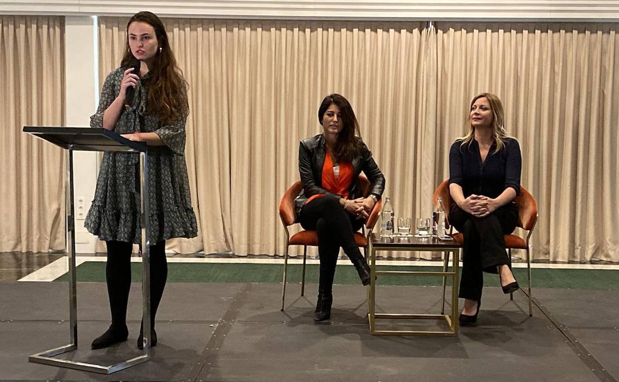 Cristina Campabadal y María Rozman , sentadas, durante la charla. 