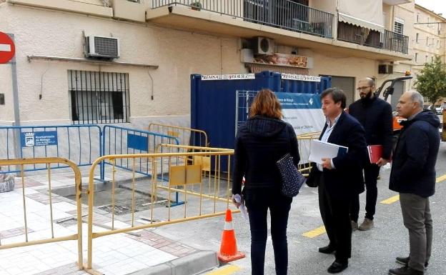 Avelino Barrionuevo visita la zona de la discordia junto a técnicos del Ayuntamiento. 