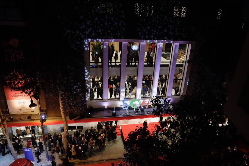 Una inauguración al nivel de Antonio Banderas. El actor reúne a actores, músicos, empresarios y amigos para la primera función oficial de 'A Chorus Line'. 