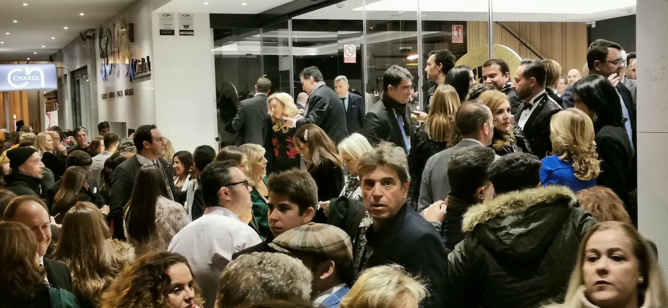 Una inauguración al nivel de Antonio Banderas. El actor reúne a actores, músicos, empresarios y amigos para la primera función oficial de 'A Chorus Line'. 