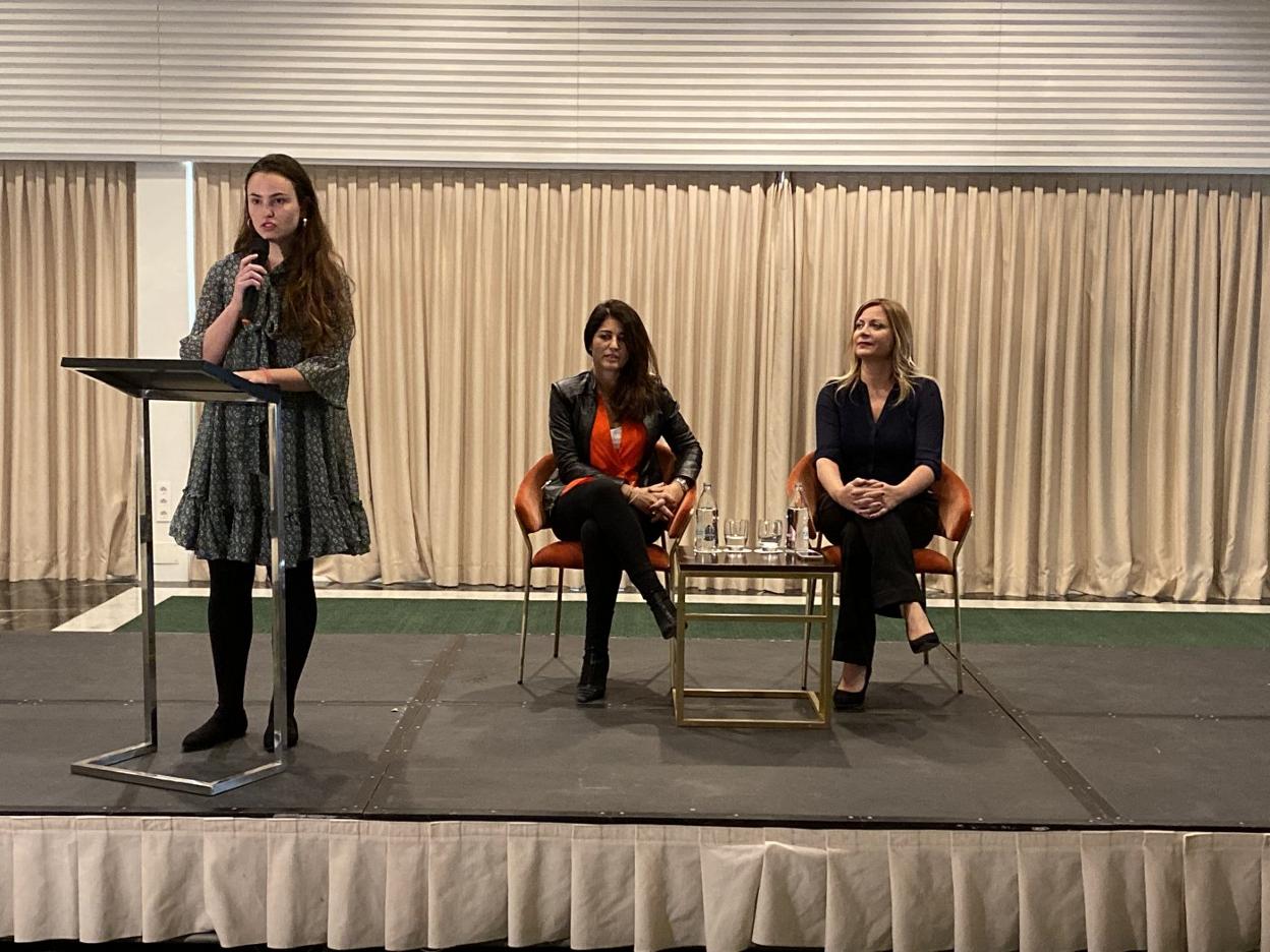 Cristina Campabadal y María Rozman, sentadas, en la charla. :: A.j.