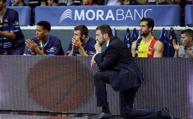 El entrenador del Morabanc Andorra, Ibon Navarro, observa un partido desde el banquillo. 