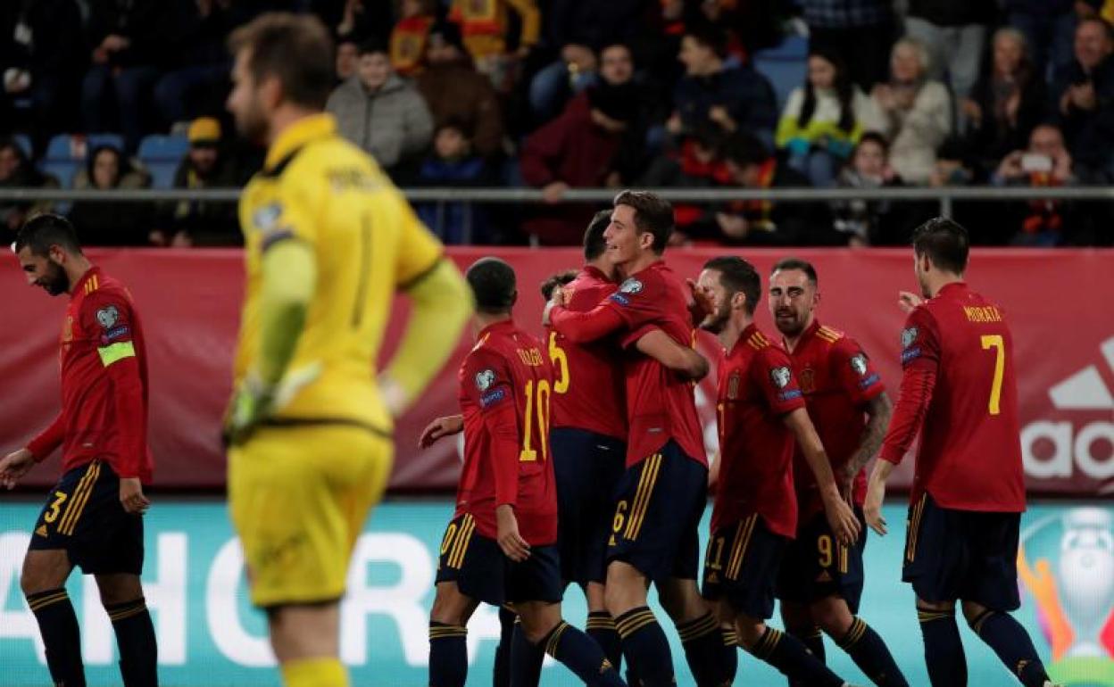 Los jugadores de la selección española celebran el gol de Pau Torres. 