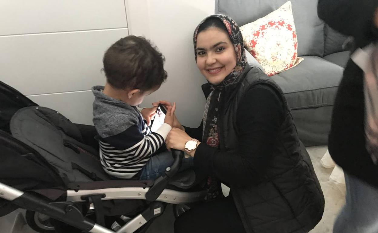 Lubna, junto a su hijo en el nuevo hogar de Cáritas. 