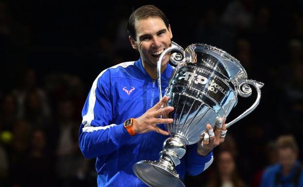 Nadal muerde el trofeo que le acredita como número 1 del mundo.