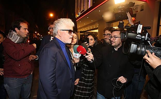 Almodóvar, atendiendo a los medios. 
