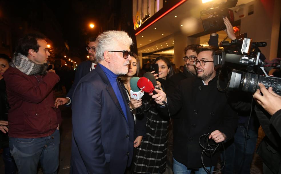 Pedro Almodóvar atiende a los medios tras finalizar la primera sesión de 'A chorus line'. 