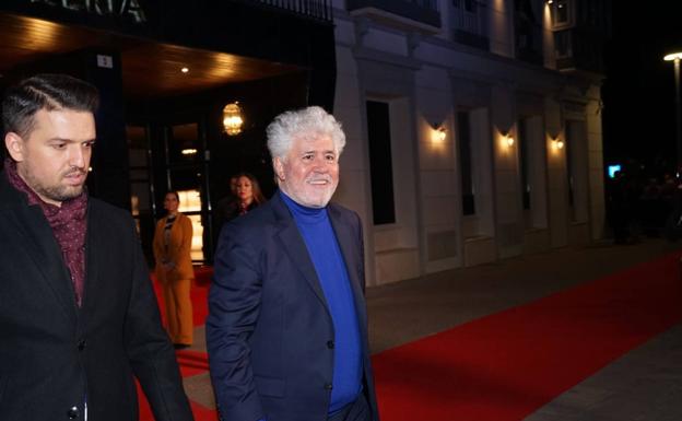 Almodóvar, a su llegada al teatro. 