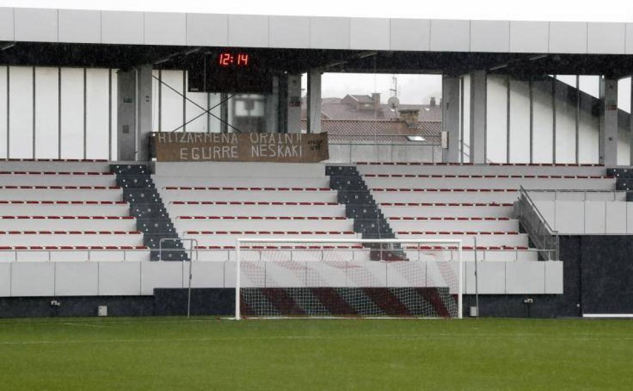 Un cartel con el mensaje «acuerdo pronto» es instalado en el campo de la ciudad deportiva de Lezama, del Athletic. 