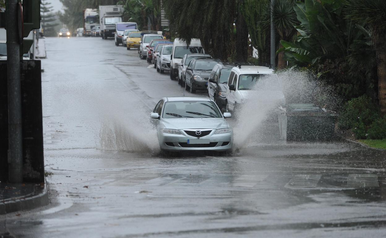 Balsa de agua en la avenida Severo Ochoa. 