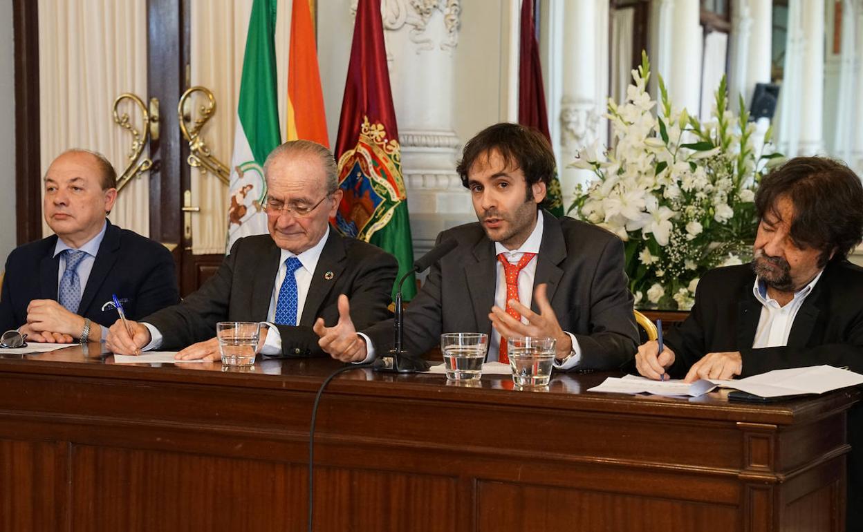 Jorge Freire, hablando en el centro, junto a Alfredo Taján, Francisco de la Torre y Juan Casamayor. 