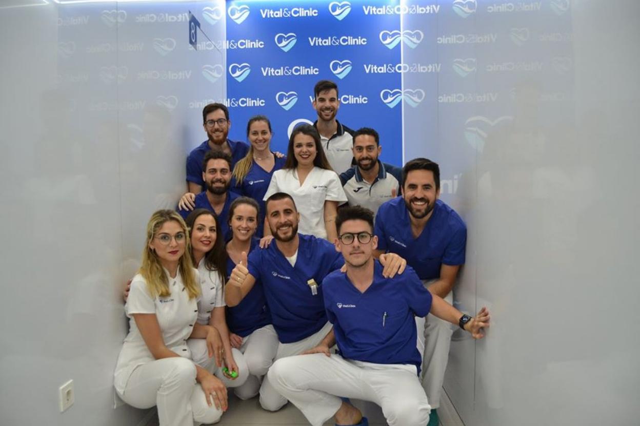 Parte del equipo de la clínica veleña, que dirigen los fisioterapeutas malagueños Sebastián Quintana y Hugo Trujillo, en las instalaciones. :: sur
