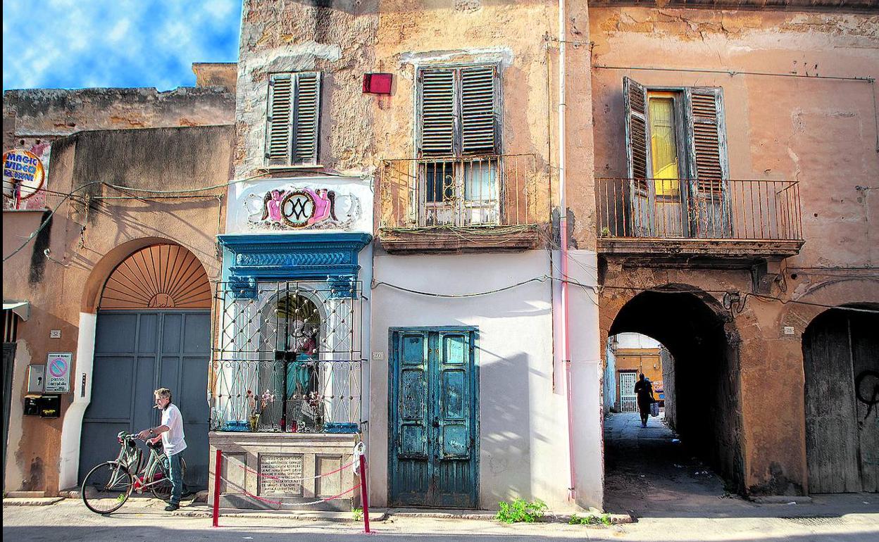 Un hombre sale de su casa en Marsala, una ciudad al oeste de Sicilia. 