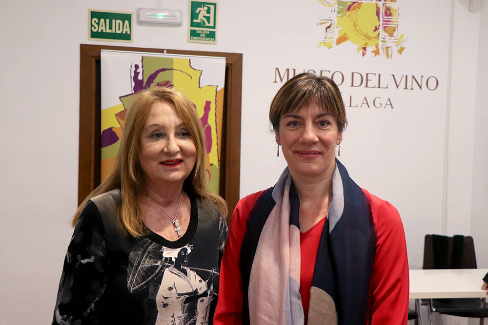 Mavi Vázquez y Ana Almarcha durante el encuentro literario del Ciclo ‘Poesía es Vino’.