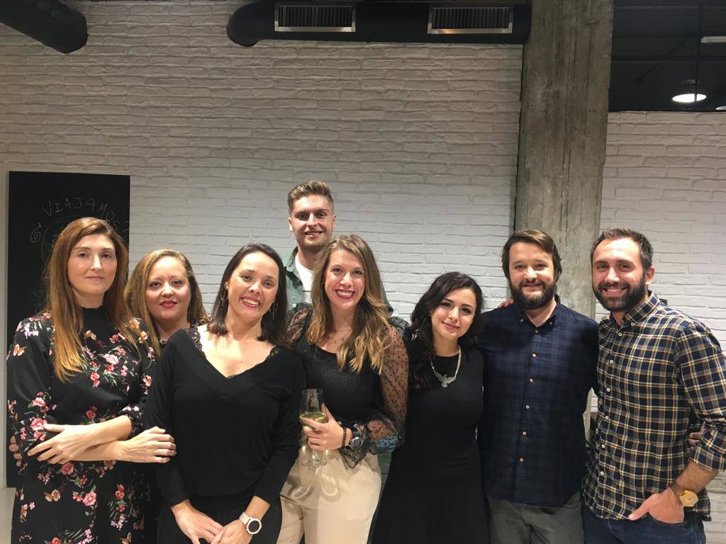 Planes con Duende inaugura su agencia en el Soho. En la foto, María César, Marta Martín, José Díaz, Cristina Ferrández, Soledad Lescano,Jorge Fernández y Abel Rodríguez.