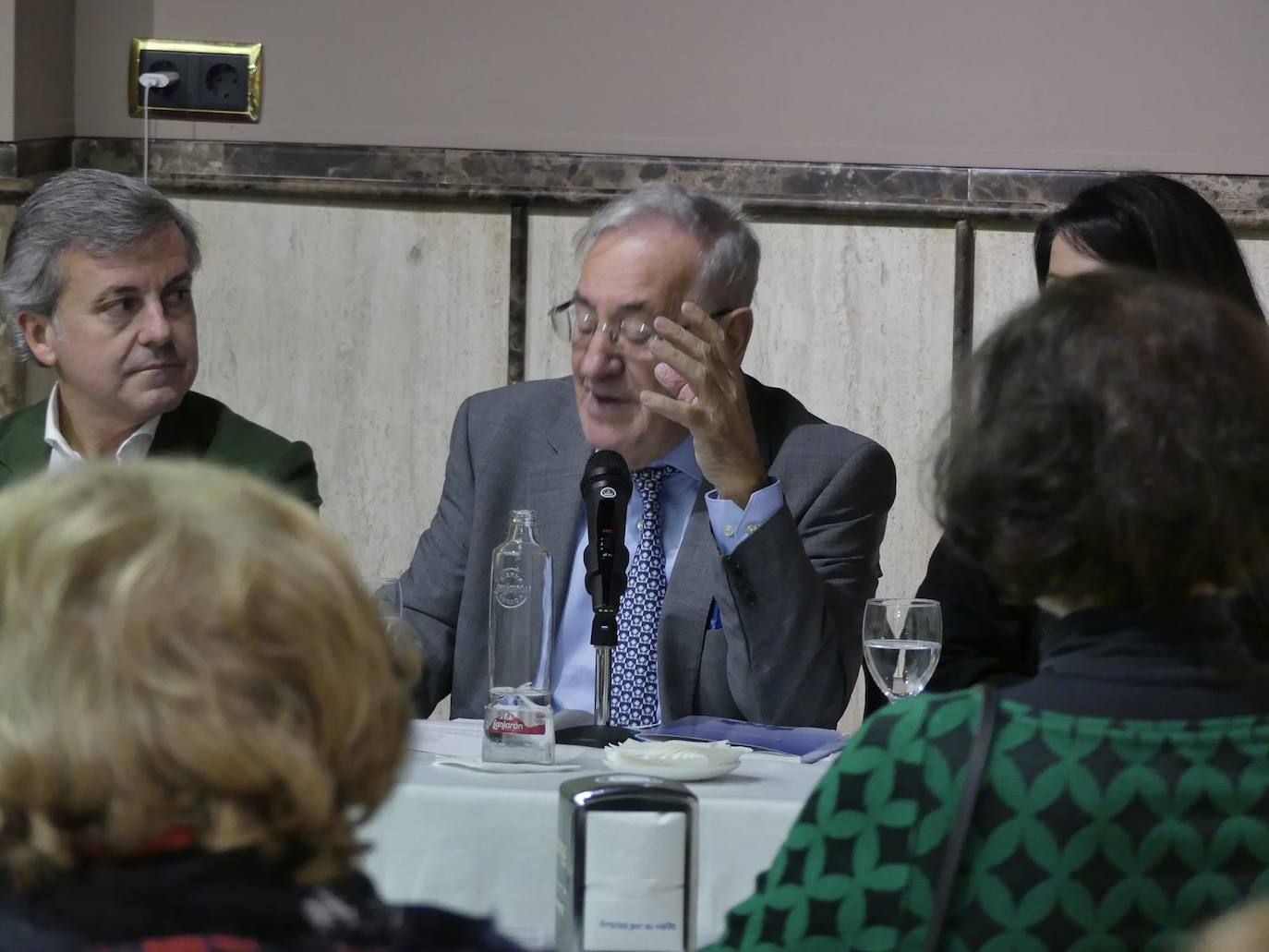 Serafín Quero presenta su nuevo libro en el Café Central y El Corte Inglés homenajea al chivo de Canillas. En la foto, Serafín Quero y Manuel Tornay, durante la presentación del libro ‘Conversaciones gastronómicas’, que se celebró en el Café Central.