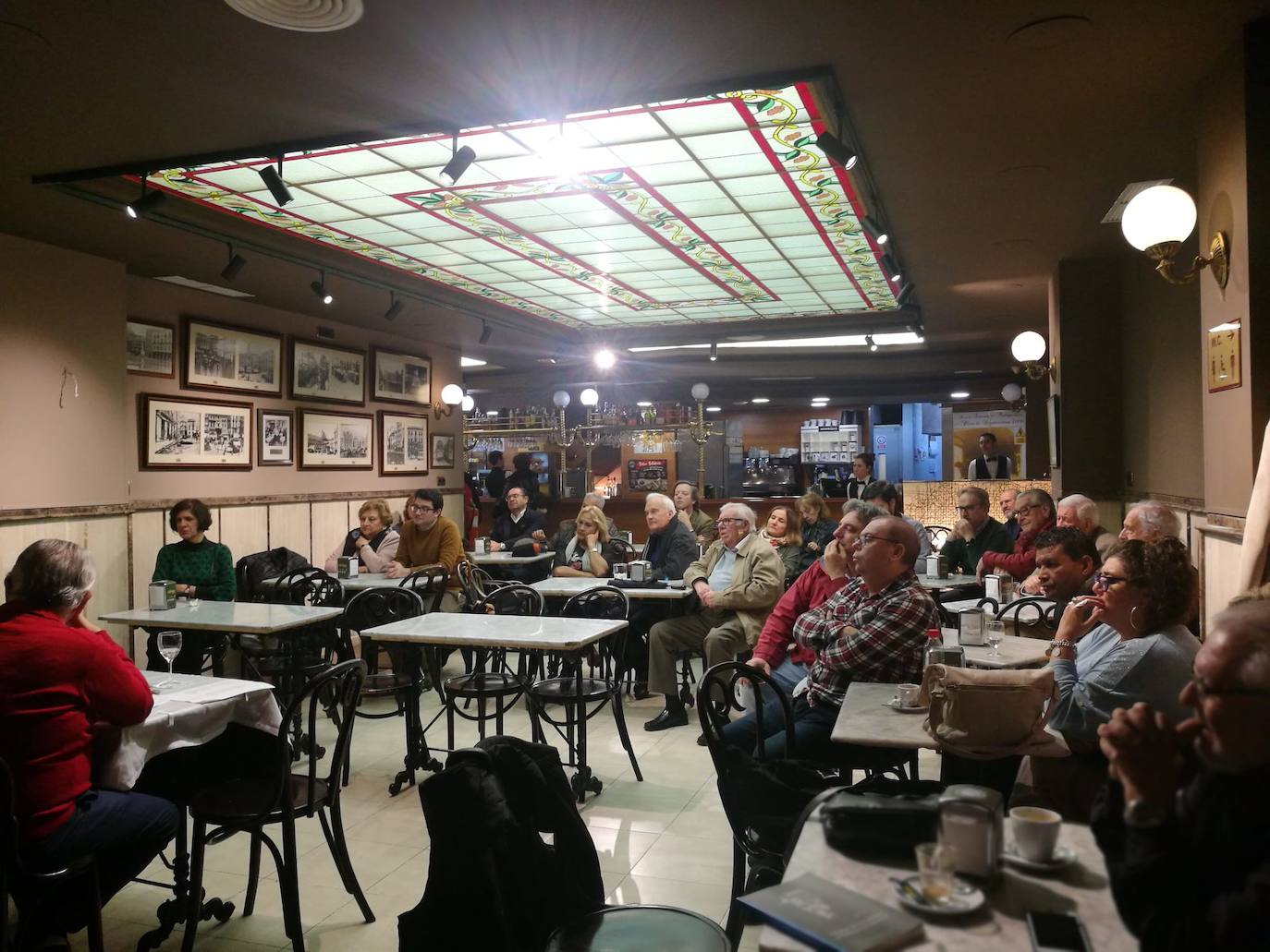 Serafín Quero presenta su nuevo libro en el Café Central y El Corte Inglés homenajea al chivo de Canillas. En la foto, Serafín Quero y Manuel Tornay, durante la presentación del libro ‘Conversaciones gastronómicas’, que se celebró en el Café Central.